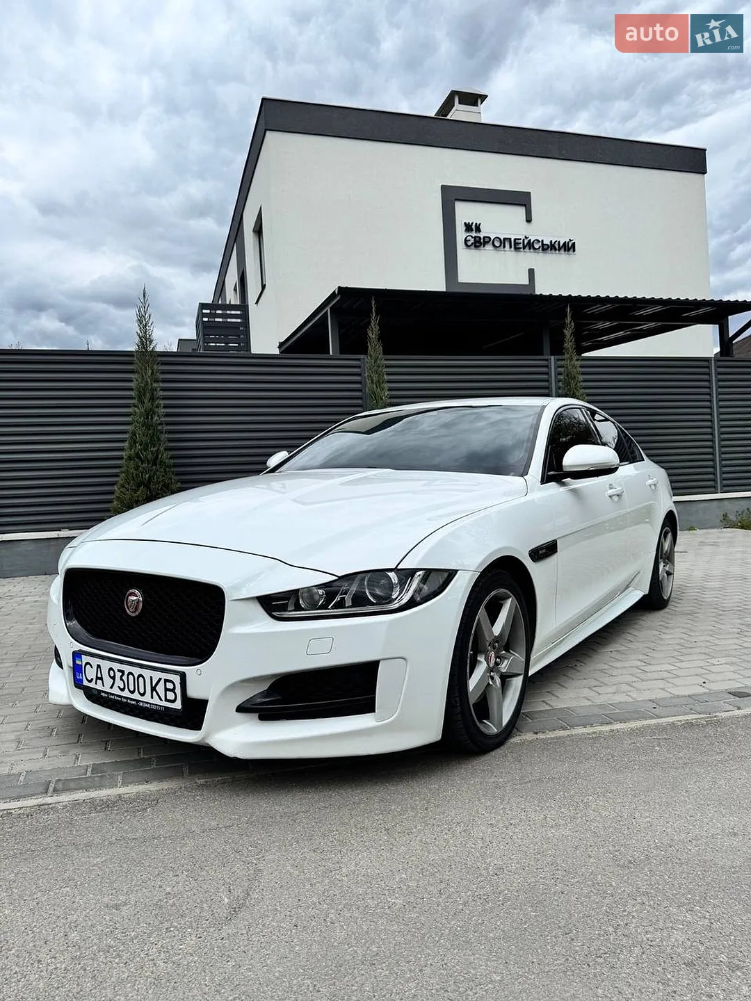 2015 Jaguar XE - мініатюра 4