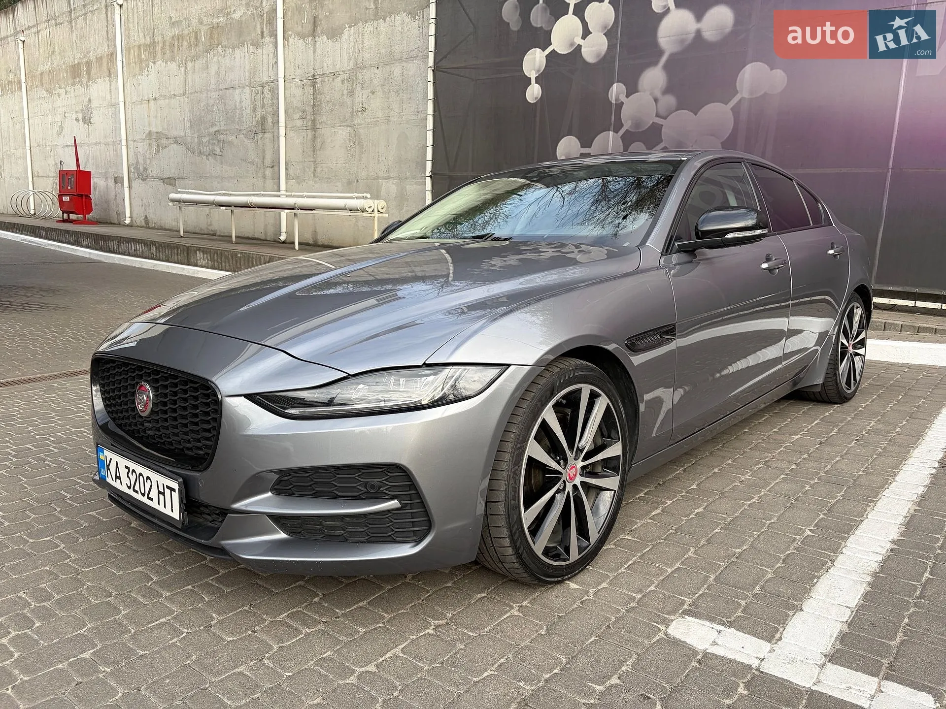 2019 Jaguar XE - мініатюра 3
