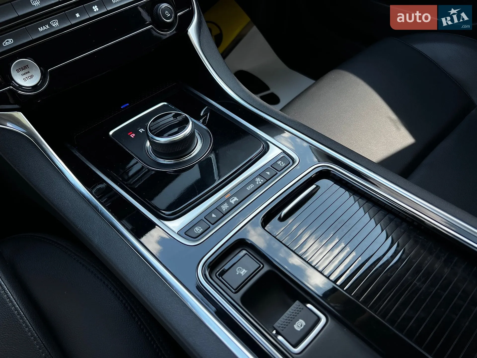 2018 Jaguar XE - мініатюра 14