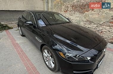 Седан Jaguar XE 2017 в Золочеві