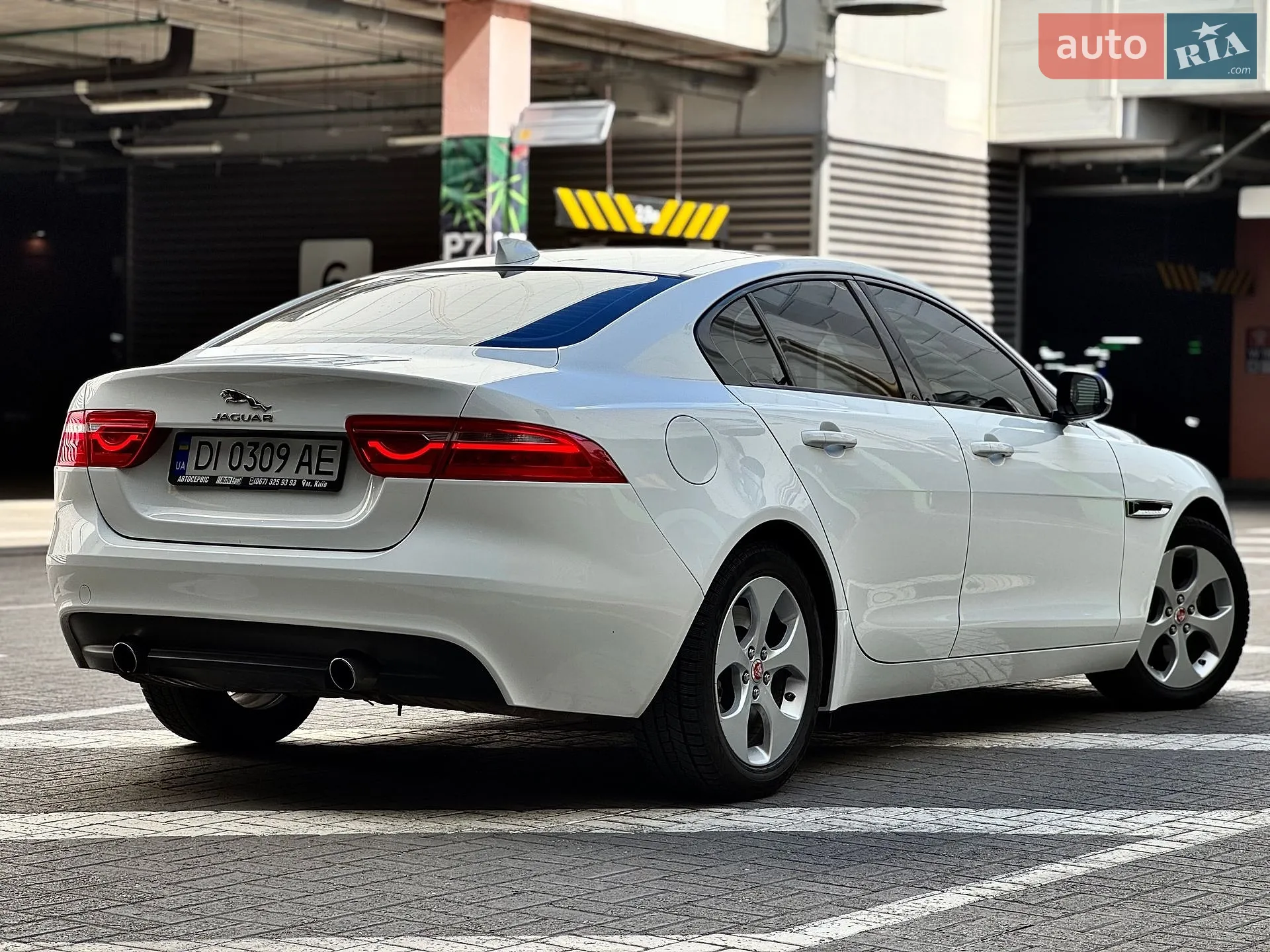 2016 Jaguar XE - мініатюра 4