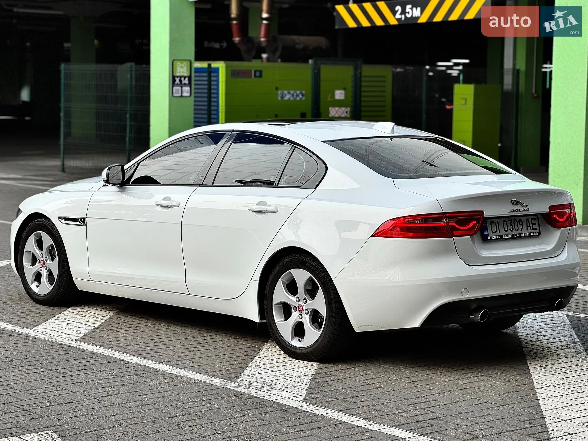 2016 Jaguar XE - мініатюра 16