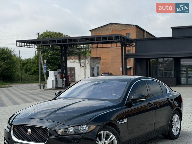 Седан Jaguar XE 2017 в Нововолинську