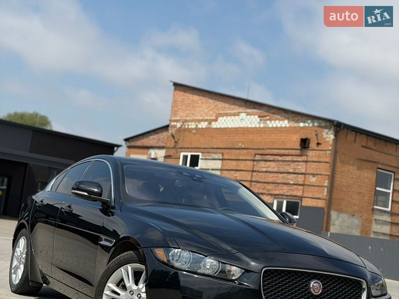 Седан Jaguar XE 2017 в Нововолинську