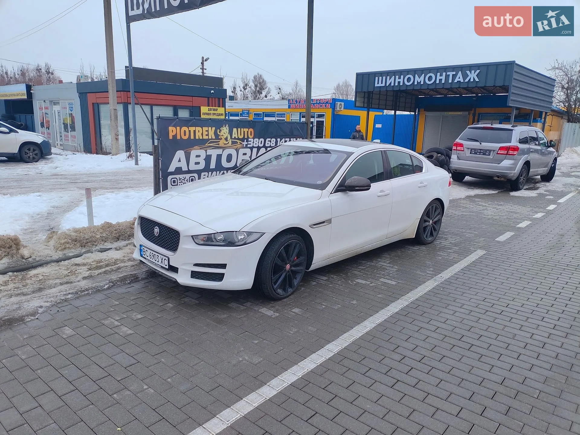 2018 Jaguar XE - мініатюра 3