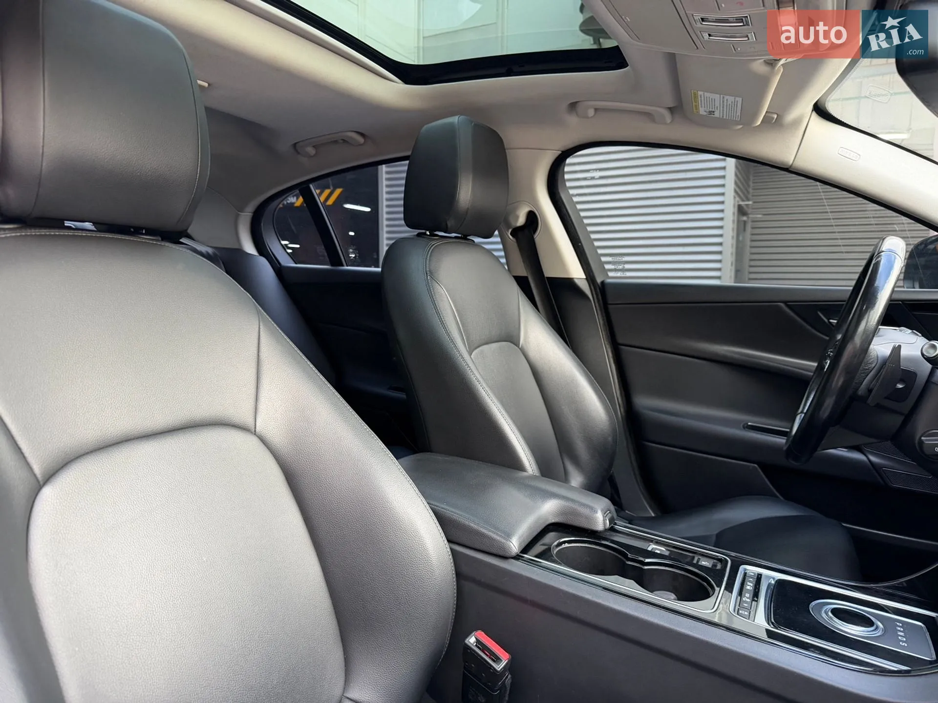 2016 Jaguar XE - мініатюра 13