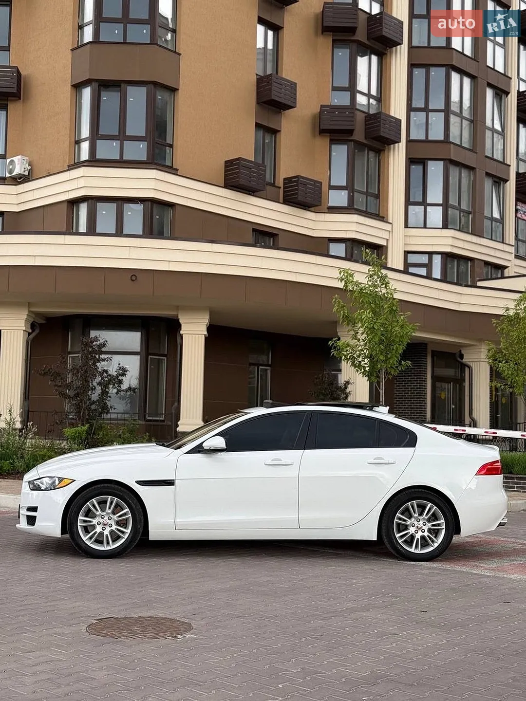 2017 Jaguar XE - мініатюра 4