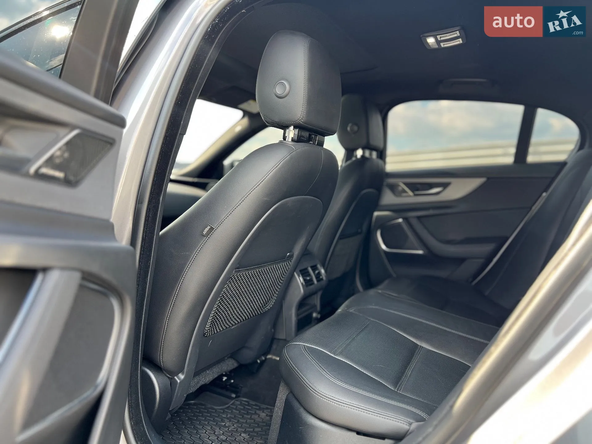 2019 Jaguar XE - мініатюра 15