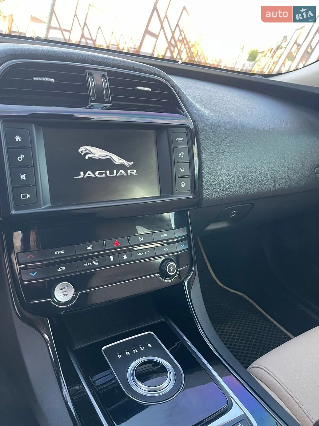 2016 Jaguar XE - мініатюра 10