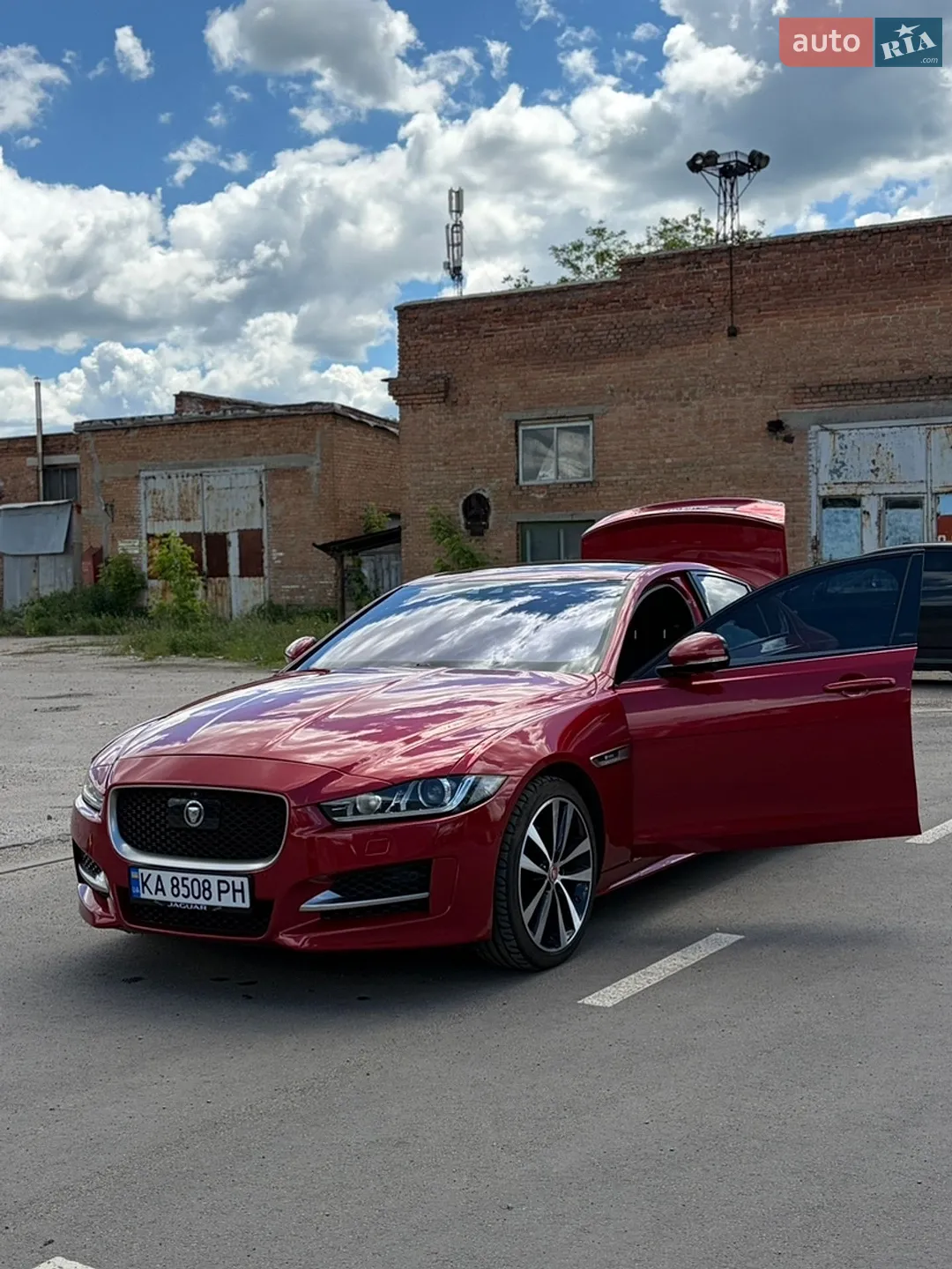 2016 Jaguar XE - мініатюра 3