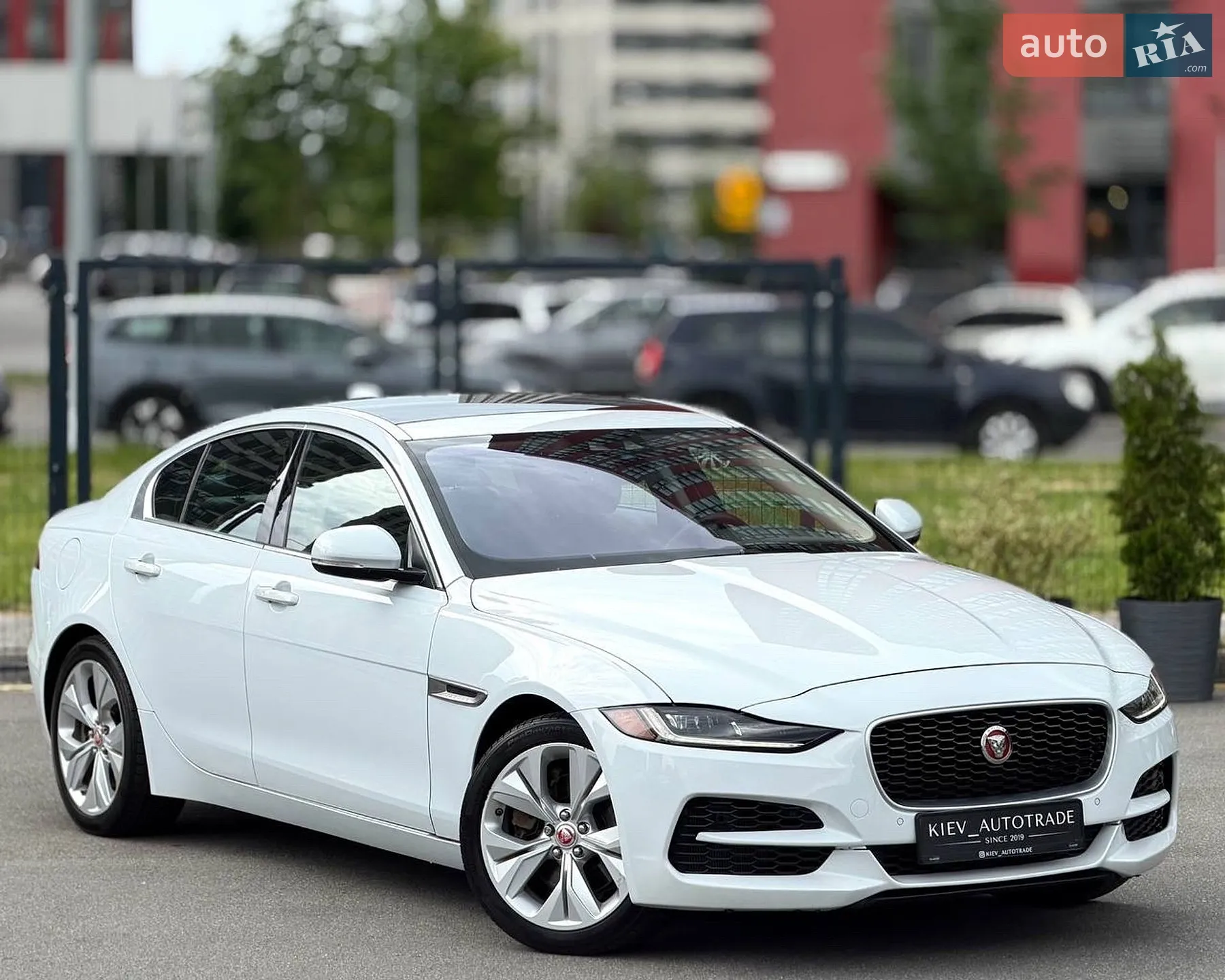 2019 Jaguar XE - мініатюра 2