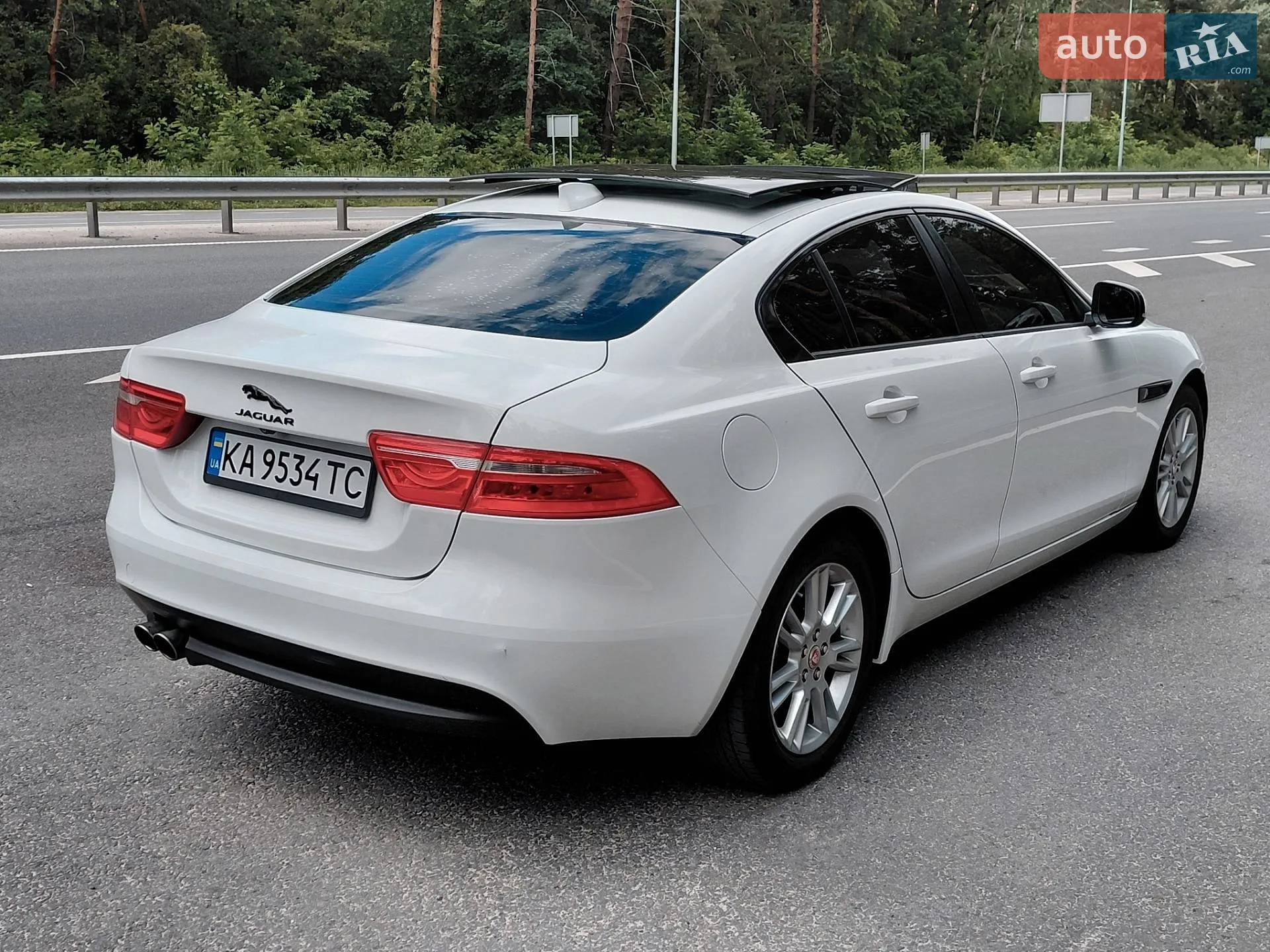 2017 Jaguar XE - мініатюра 14