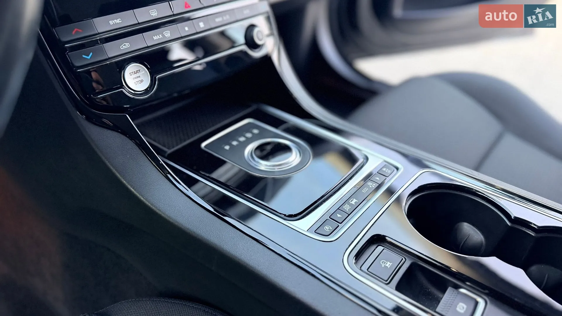 2016 Jaguar XE - мініатюра 39