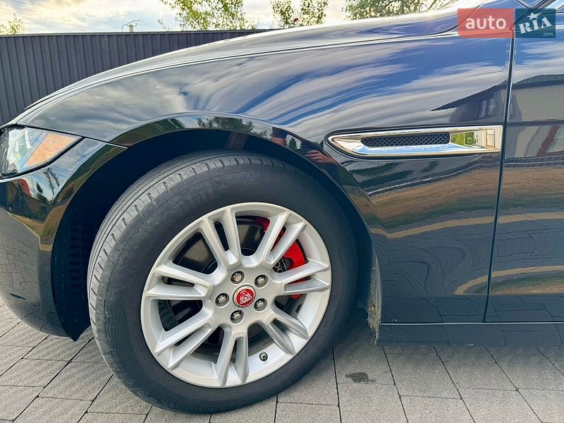 Седан Jaguar XE 2016 в Яворові