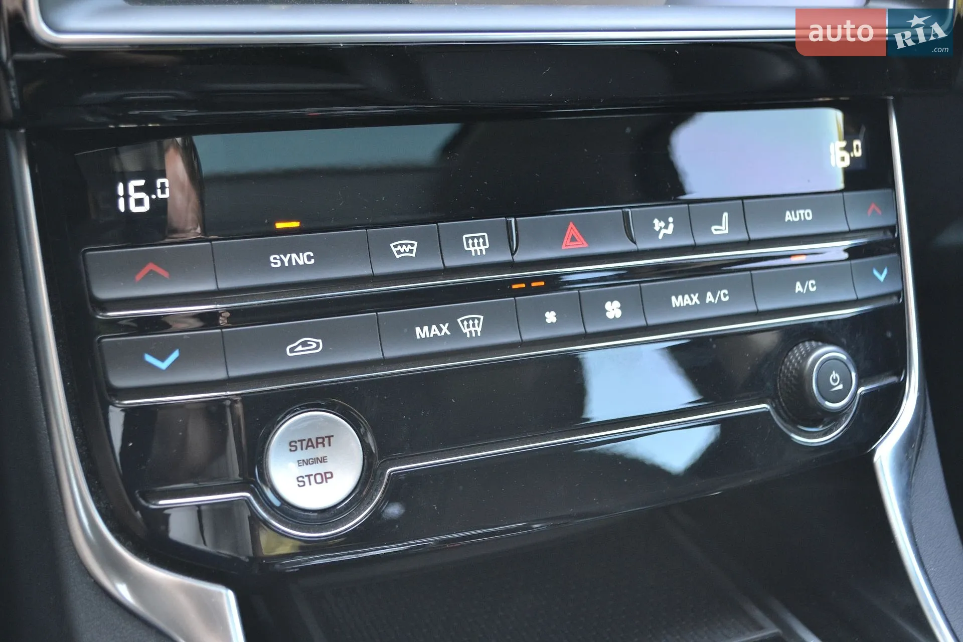 2018 Jaguar XE - мініатюра 32