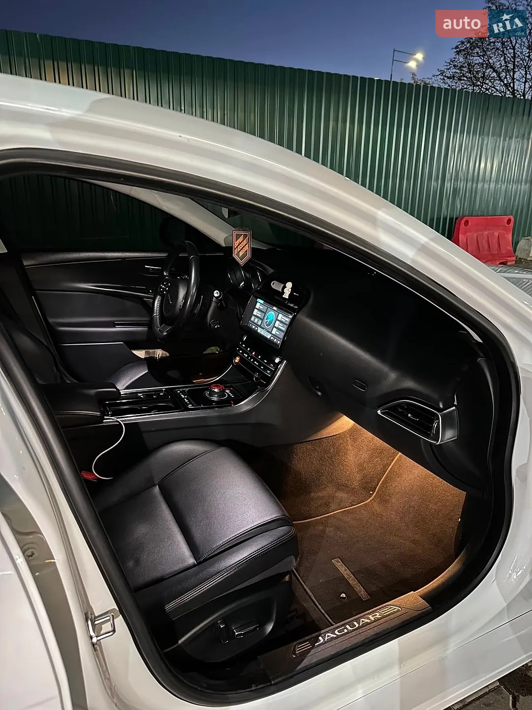 2019 Jaguar XE - мініатюра 10