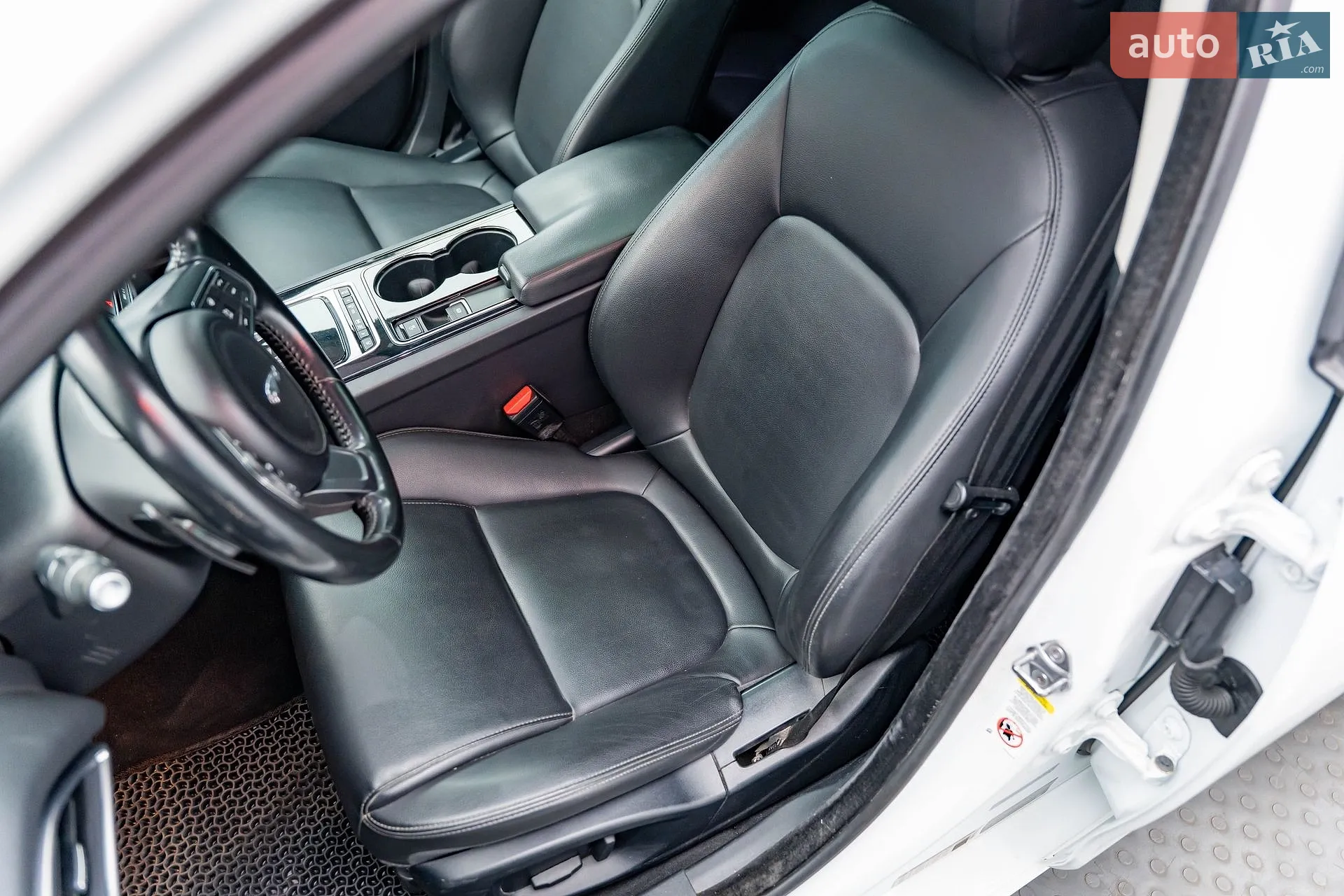 2016 Jaguar XE - мініатюра 10