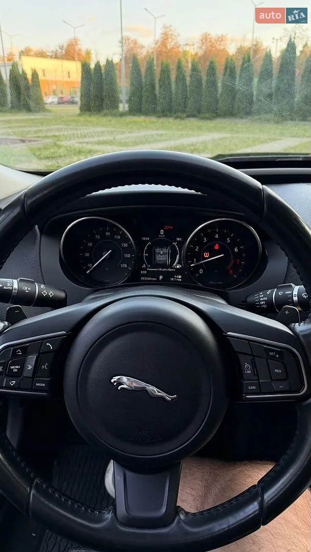 2017 Jaguar XE - мініатюра 16