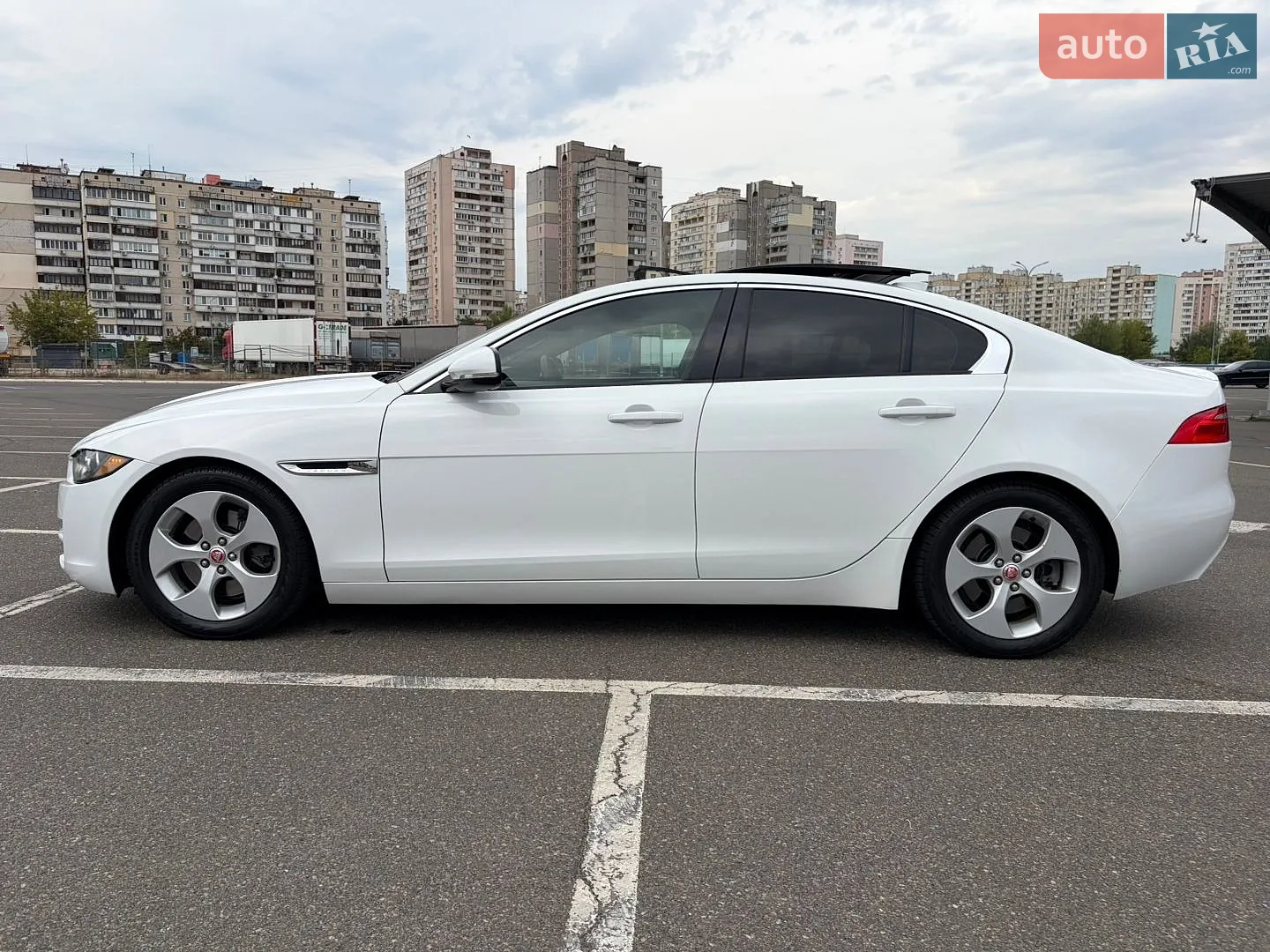 2017 Jaguar XE - мініатюра 2