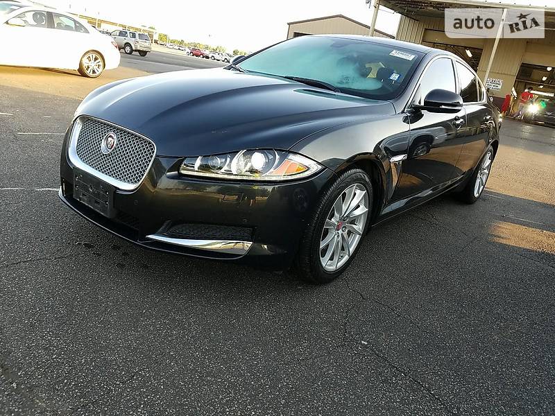 Jaguar XF 2015 року