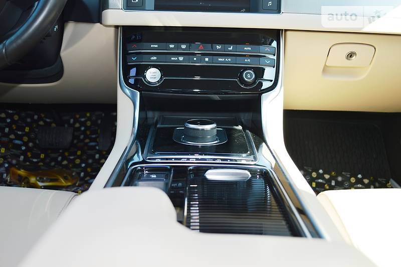Седан Jaguar XF 2016 в Одесі
