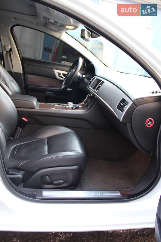 Седан Jaguar XF 2013 в Покровске