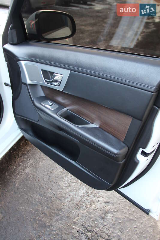 Седан Jaguar XF 2013 в Покровске