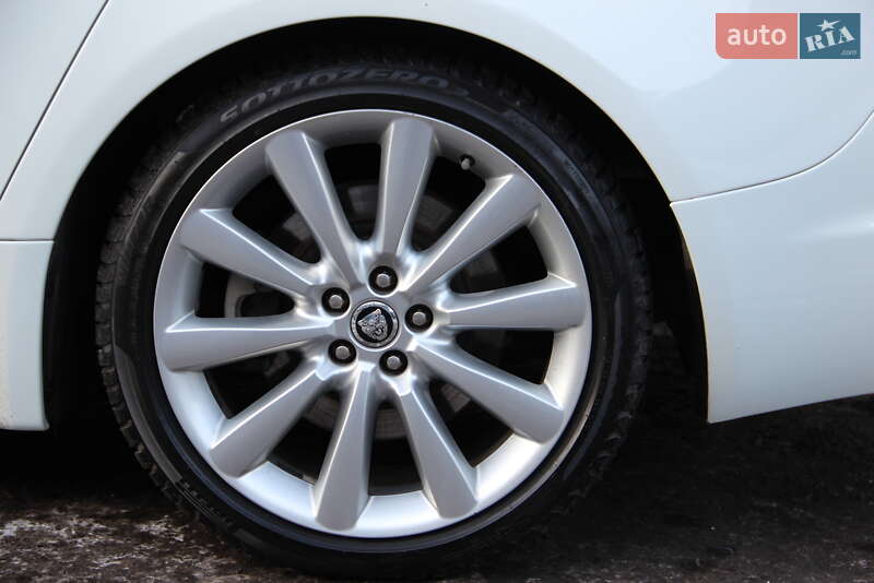 Седан Jaguar XF 2013 в Покровске