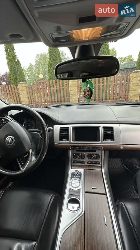 Седан Jaguar XF 2013 в Дніпрі