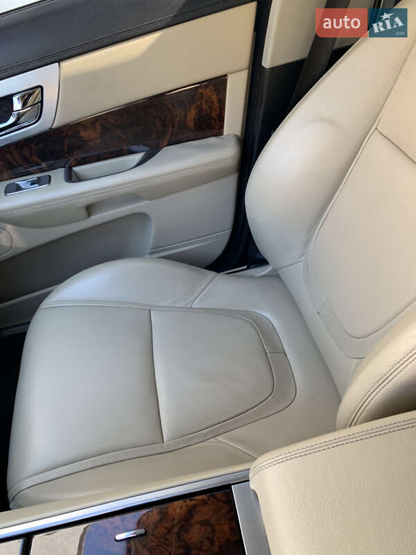 Седан Jaguar XF 2013 в Дніпрі