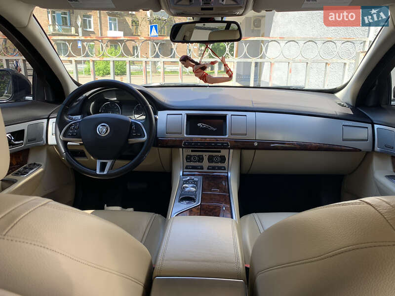 Седан Jaguar XF 2013 в Дніпрі