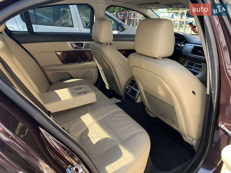 Седан Jaguar XF 2013 в Дніпрі
