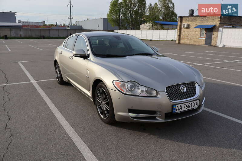 Седан Jaguar XF 2010 в 