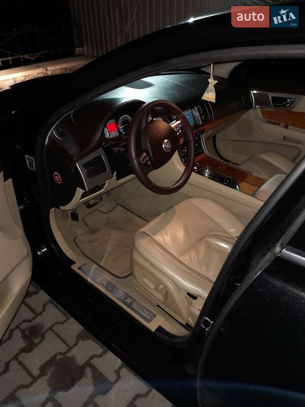 Седан Jaguar XF 2009 в Казатине