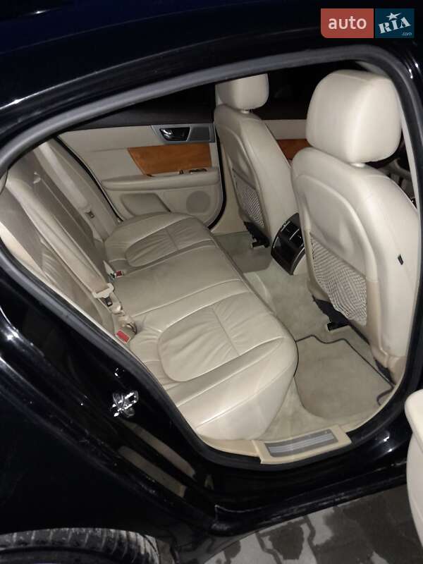 Седан Jaguar XF 2009 в Казатине