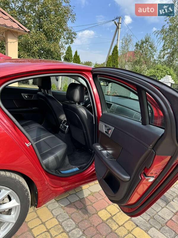 Седан Jaguar XF 2013 в Черновцах
