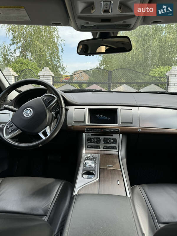 Седан Jaguar XF 2013 в Черновцах
