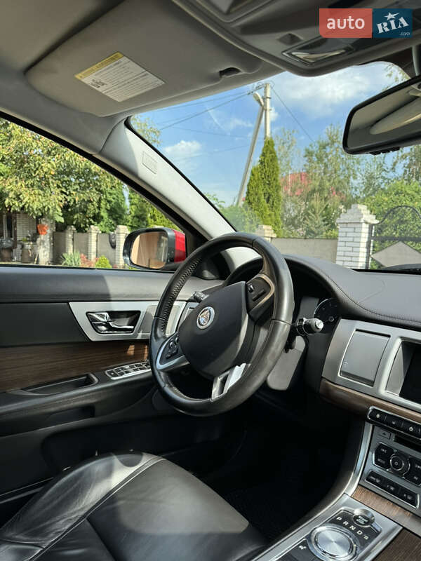 Седан Jaguar XF 2013 в Черновцах