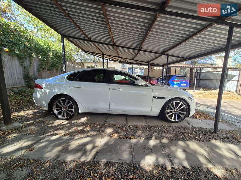 Седан Jaguar XF 2016 в Киеве