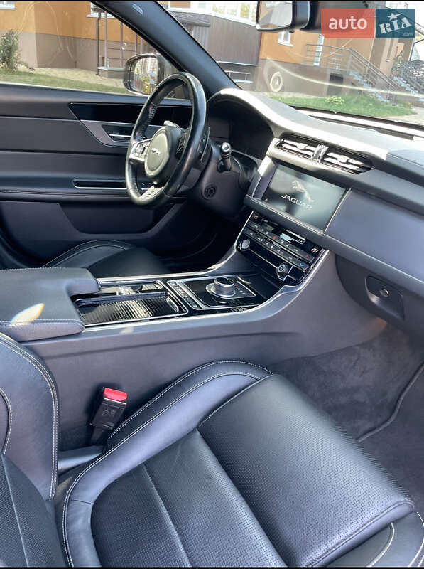 Седан Jaguar XF 2016 в Киеве