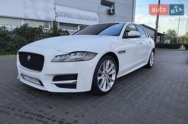 Седан Jaguar XF 2016 в 