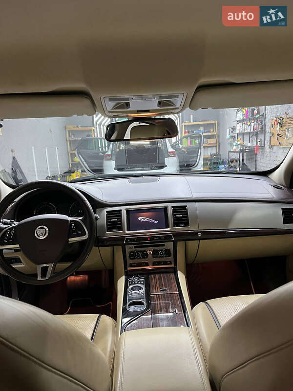 Седан Jaguar XF 2012 в Камне-Каширском