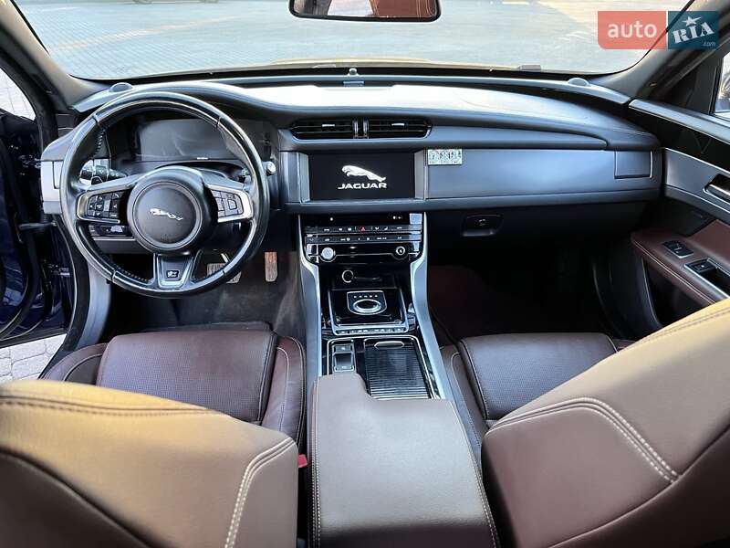 Седан Jaguar XF 2016 в Радивиліві