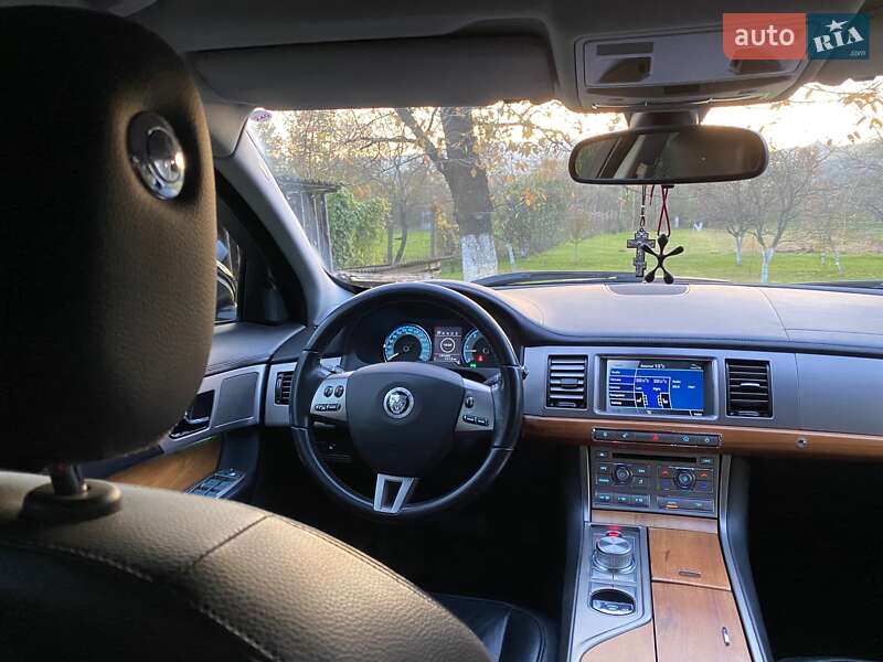 Седан Jaguar XF 2010 в Мукачевому