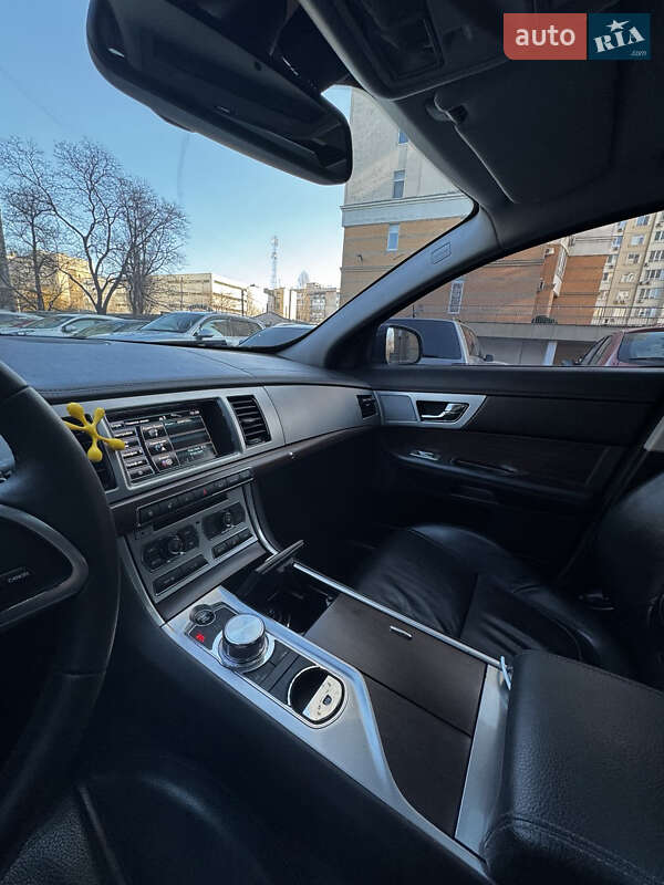 Седан Jaguar XF 2013 в Одесі