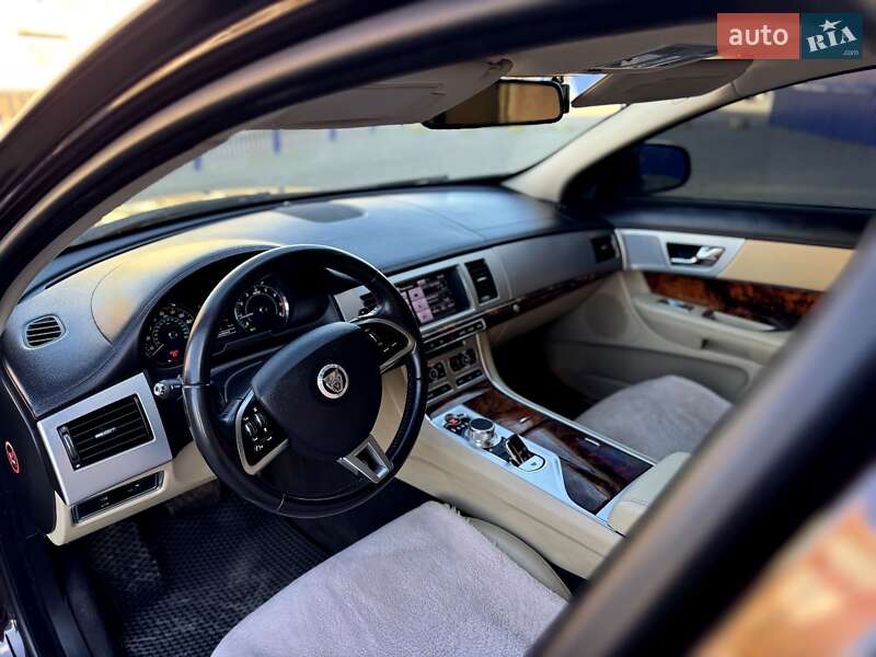 Седан Jaguar XF 2012 в Калуше