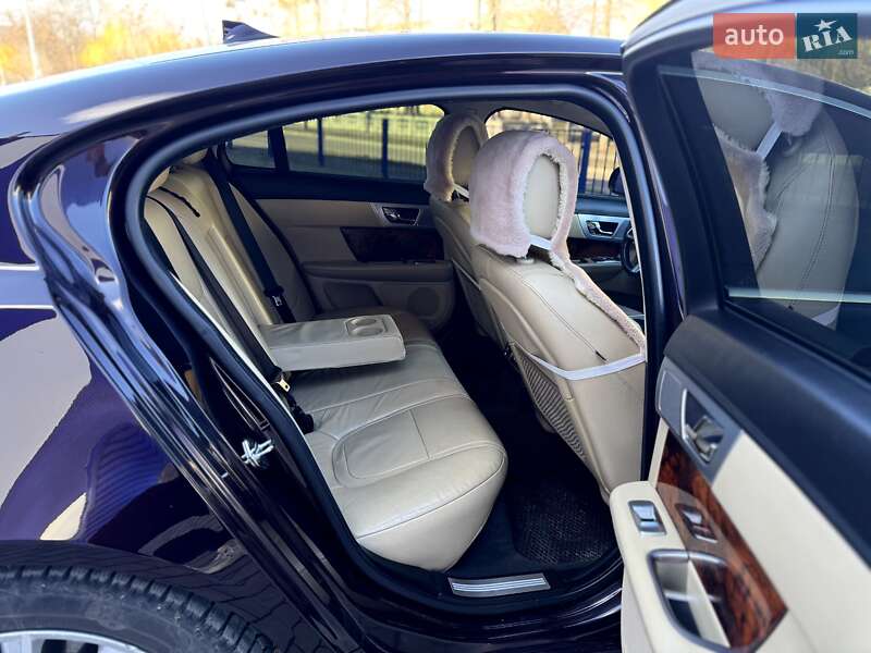 Седан Jaguar XF 2012 в Калуше