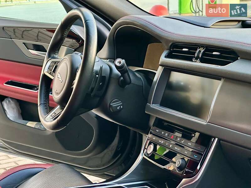 Седан Jaguar XF 2016 в Києві