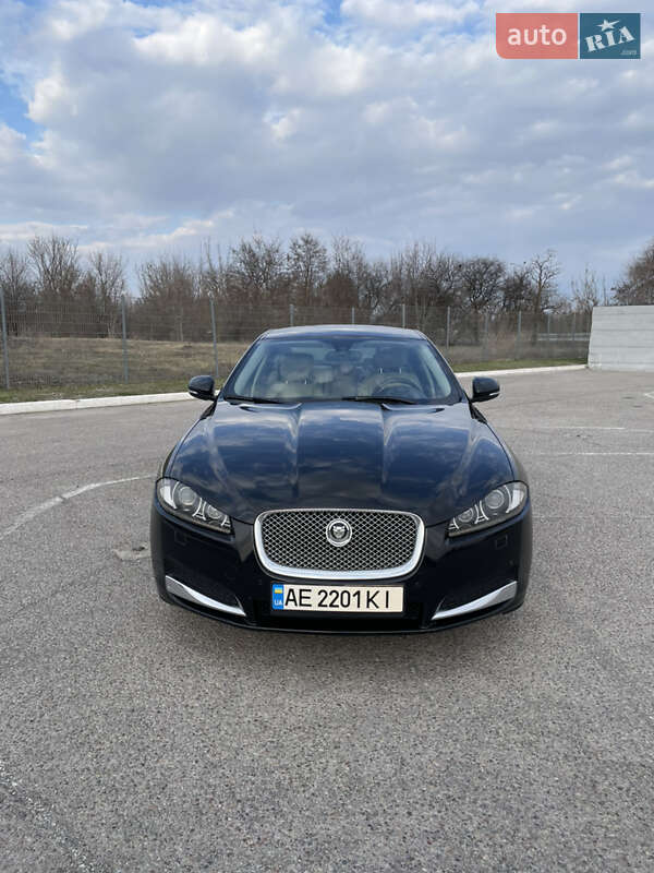 Седан Jaguar XF 2012 в 