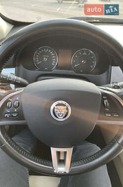 Седан Jaguar XF 2012 в 